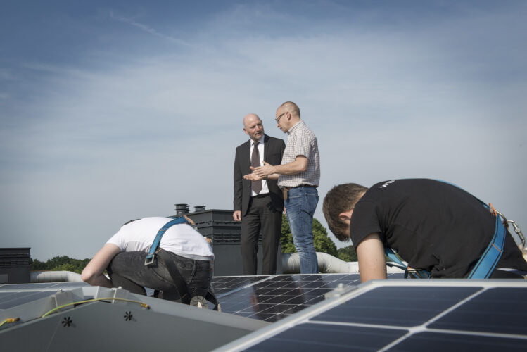 Klant in gesprek met LGL Legal advocaat, zonnepanelen installatie op dak